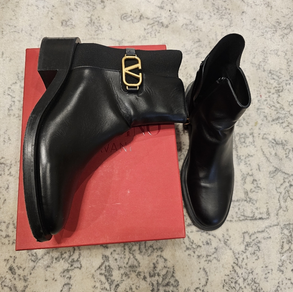 VALENTINO GARAVANI V LOGO SIGNATURE CALFSKIN ANKLE BOOT Size 39
